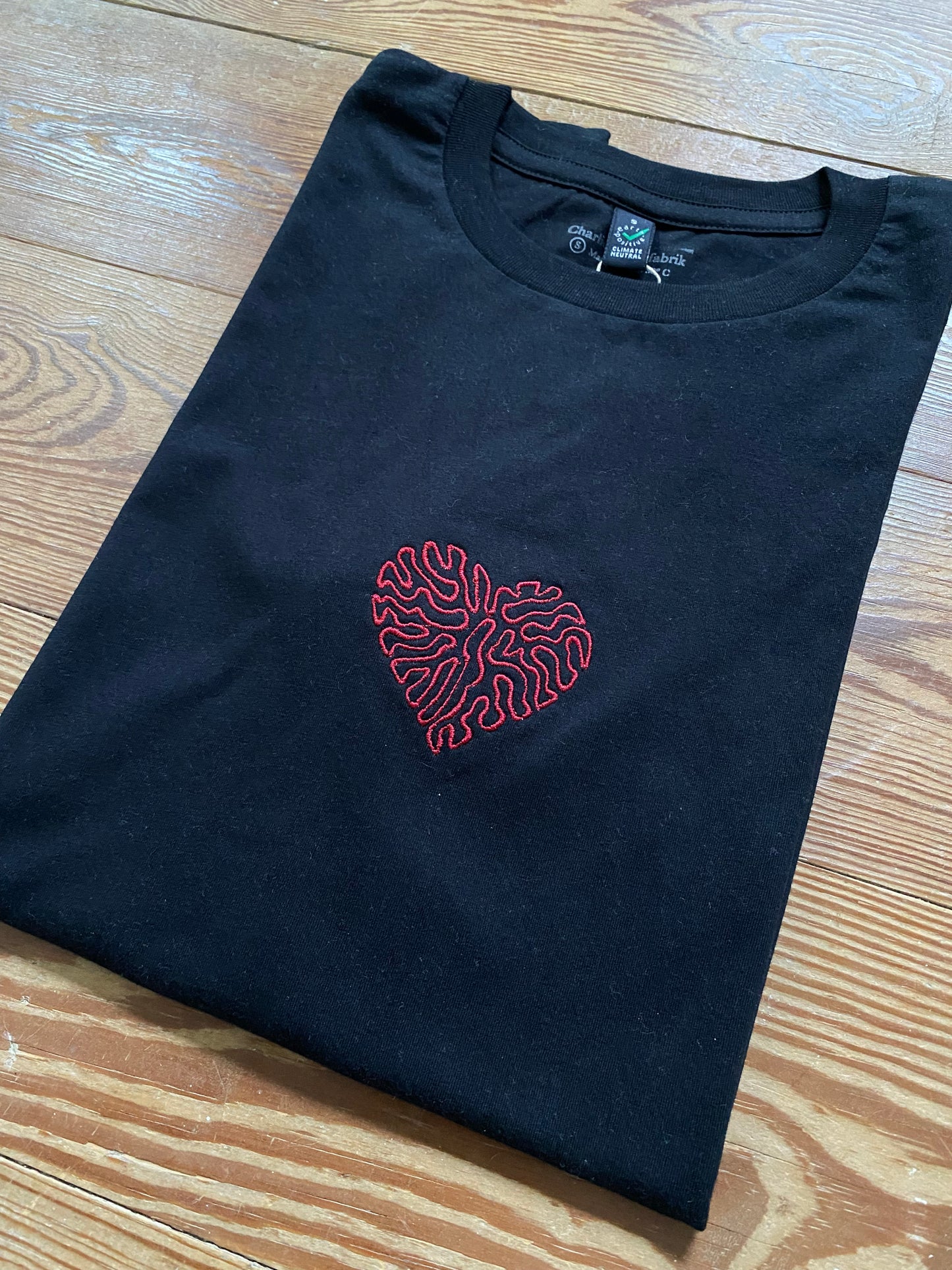 Heart line Tee | Embroidered