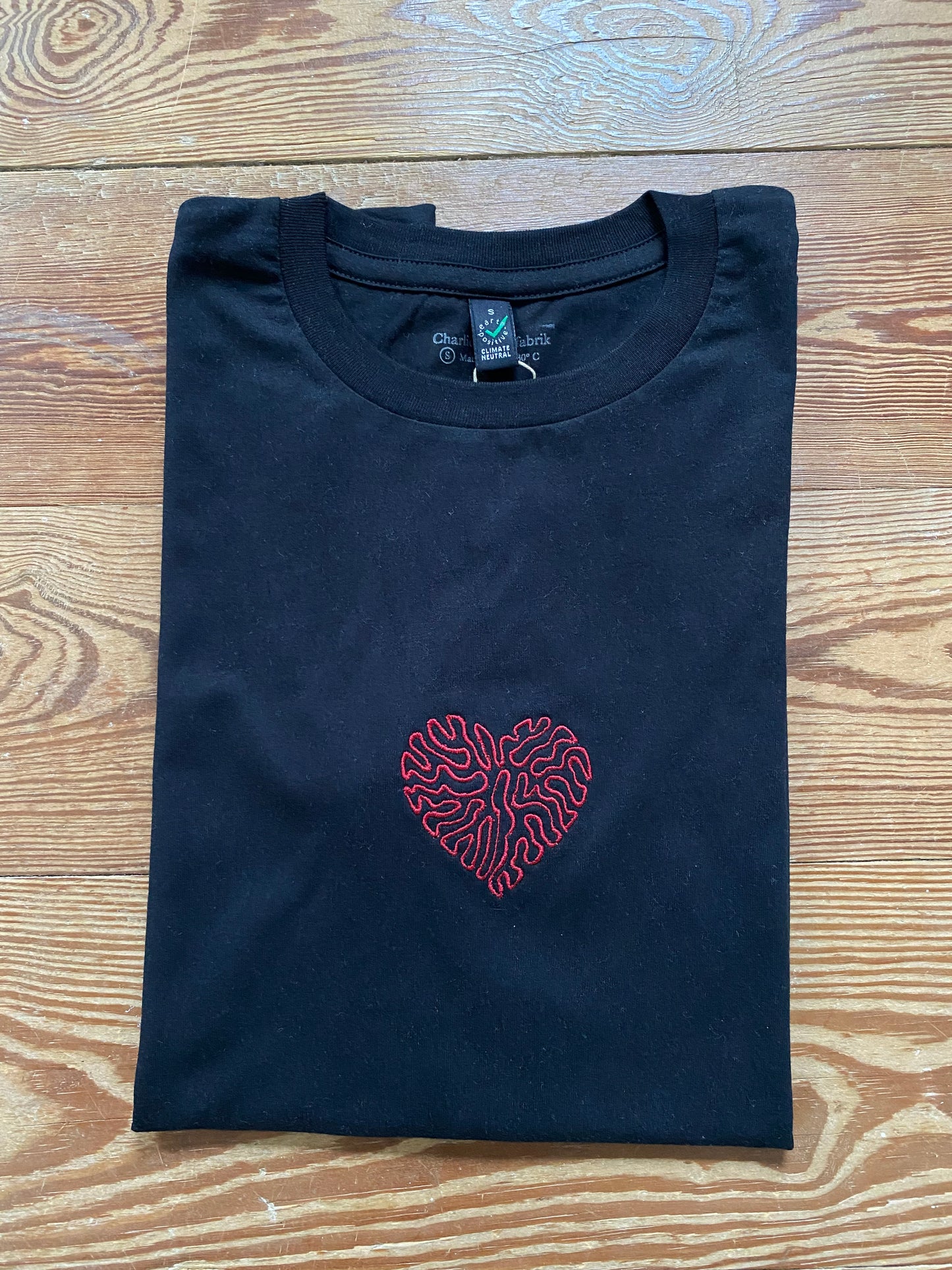 Heart line Tee | Embroidered