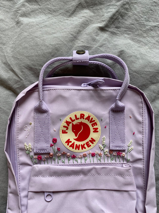 Fjällräven Kanken bestickt | Individuelle Stickerei | Blumenwiese