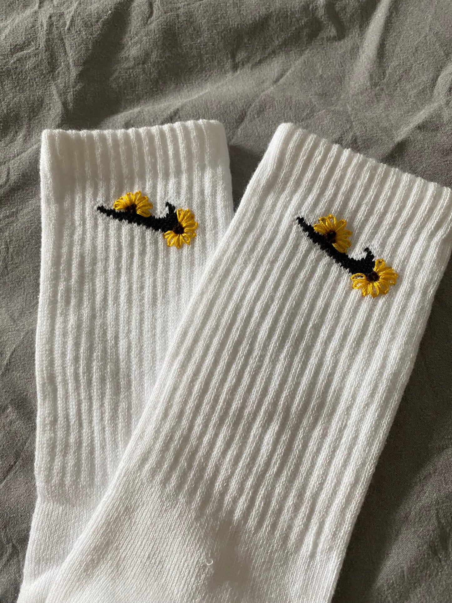 Socken bestickt | Sonnenblumen | Individuelle Stickerei