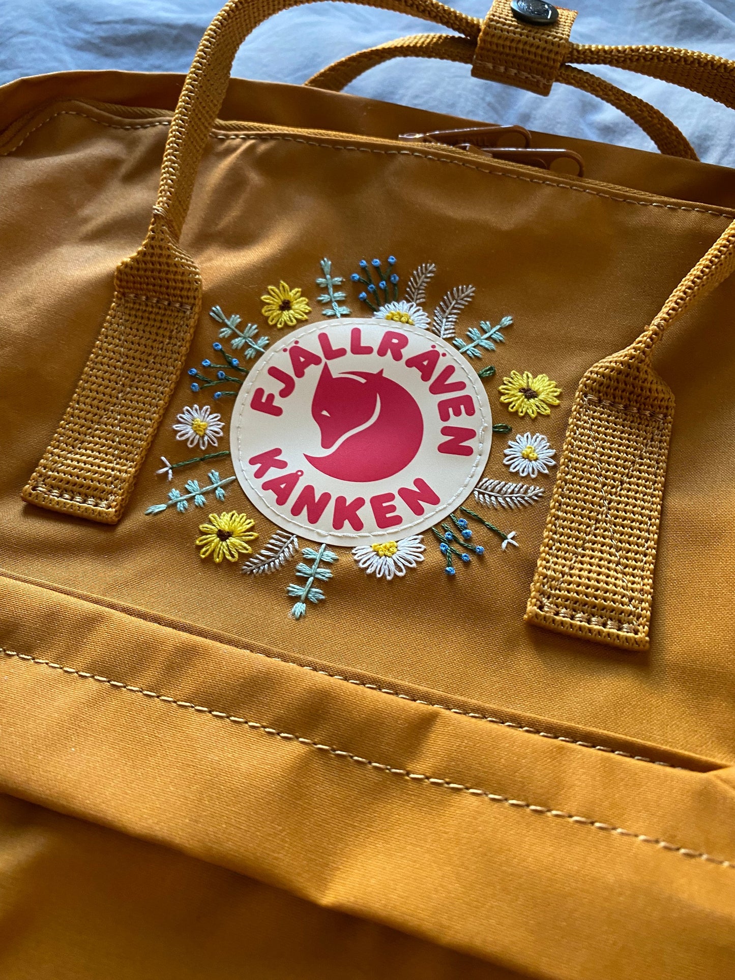 Individuell bestickter Rucksack | Fjällräven | Sonnenblumen